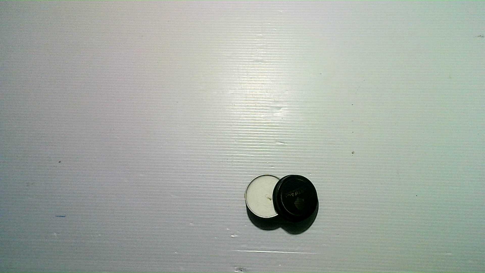 Artifact made of coconut and soy wax with natural oil