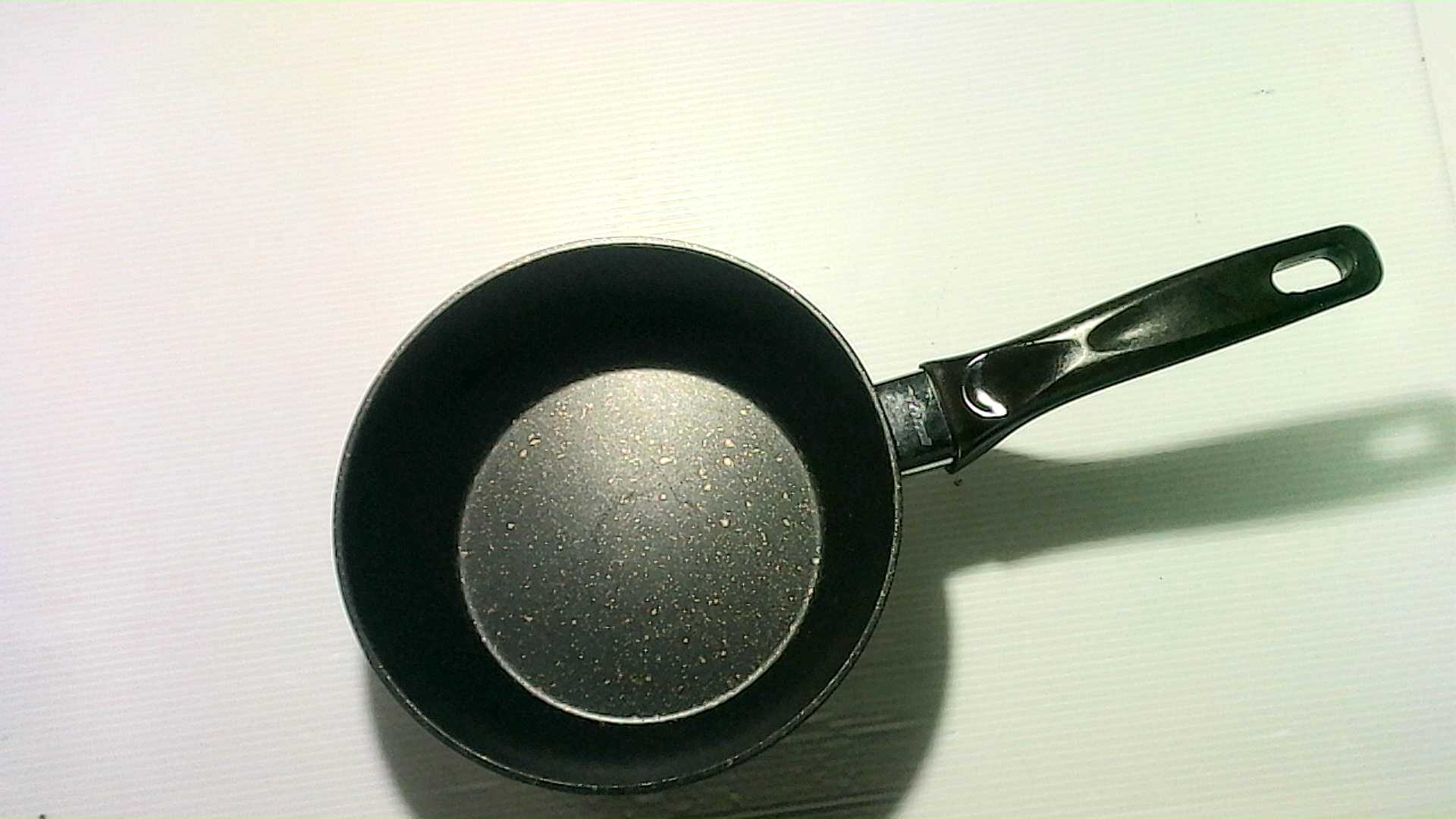 Aluminum frying pan