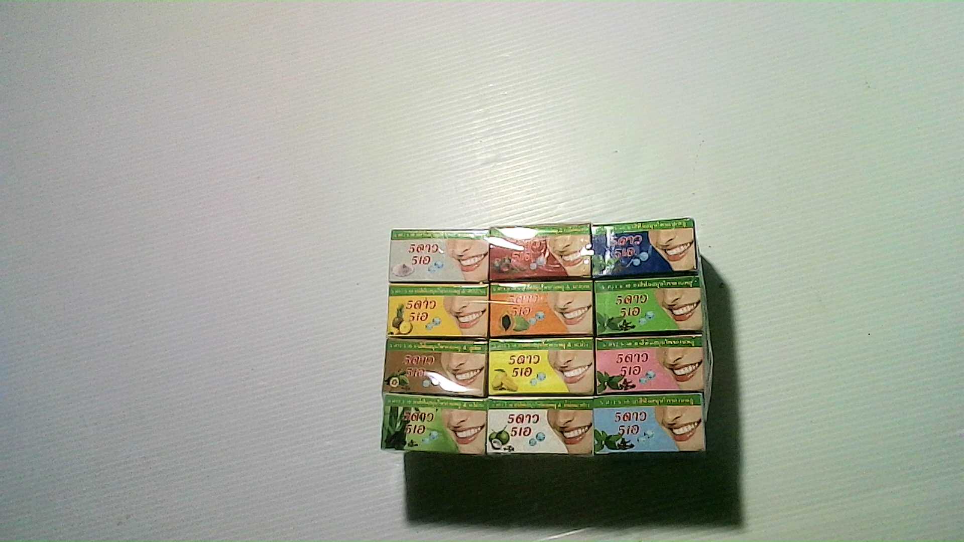 Herbal toothpaste with mixed fruit flavor, 12 pieces per pack.