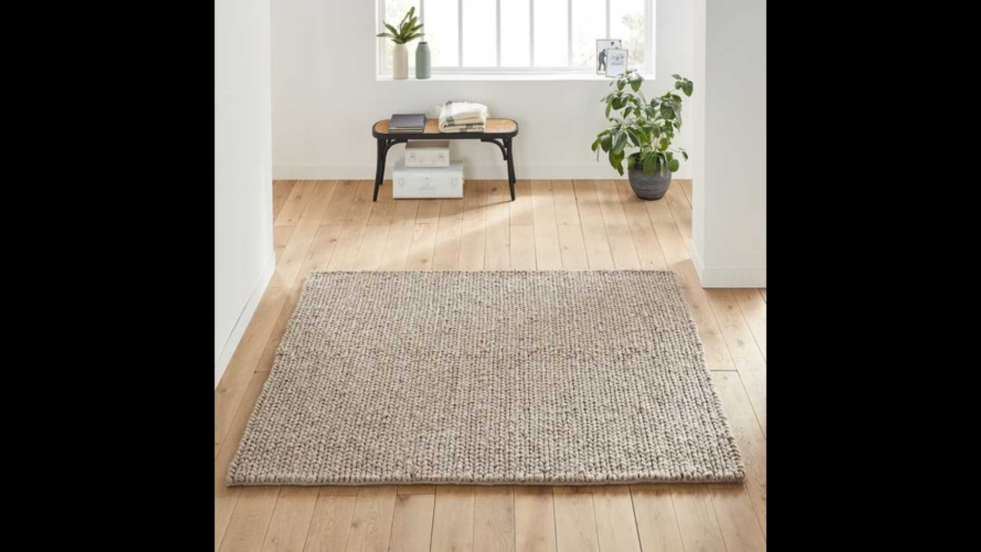 Diano rug made of natural wool with a knitted effect, square, made of natural linen.