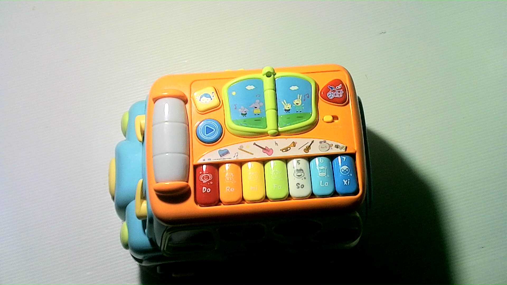 Children's plastic musical car without batteries